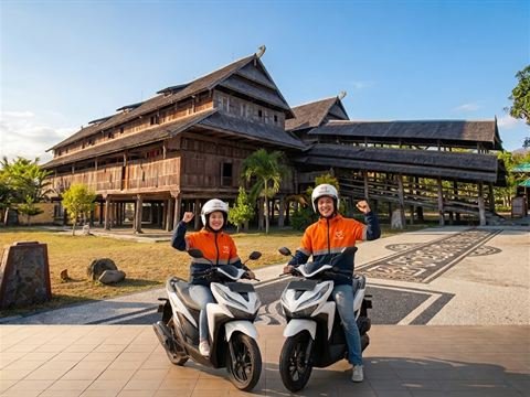 Dua rider MyJek di depan bangunan bersejarah kota