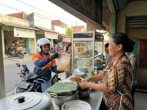 Rider MyJek mengambil pesanan di warung makan lokal