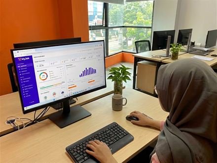 Tim admin MyJek memantau dashboard operasional